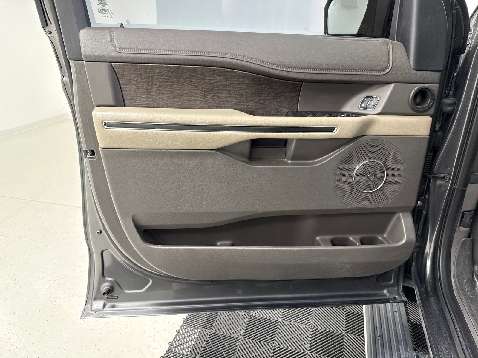 Used 2019 Ford Expedition Limited w/ Equipment Group 302A RWD image 10