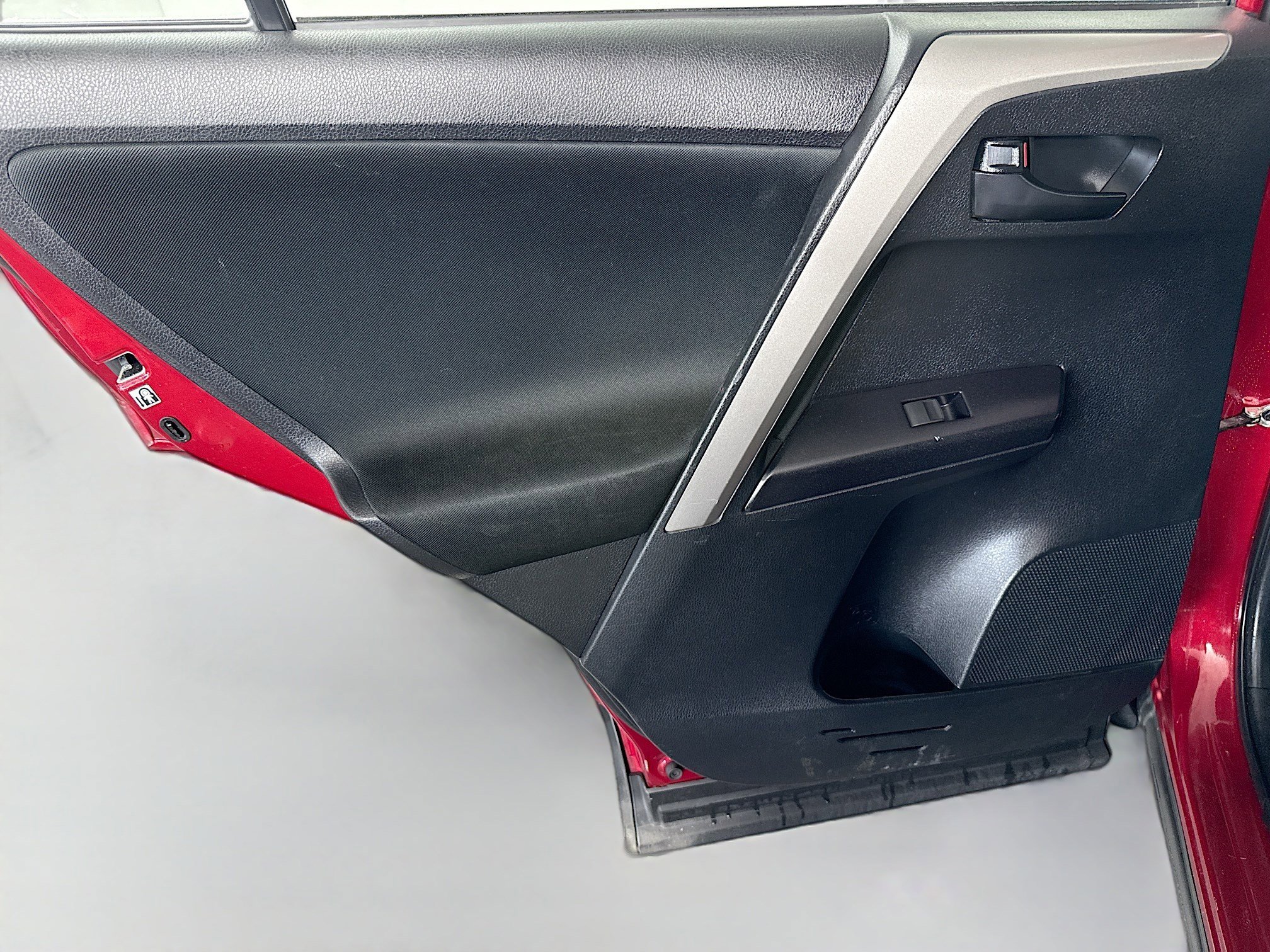 Used 2018 Toyota RAV4 LE image 25