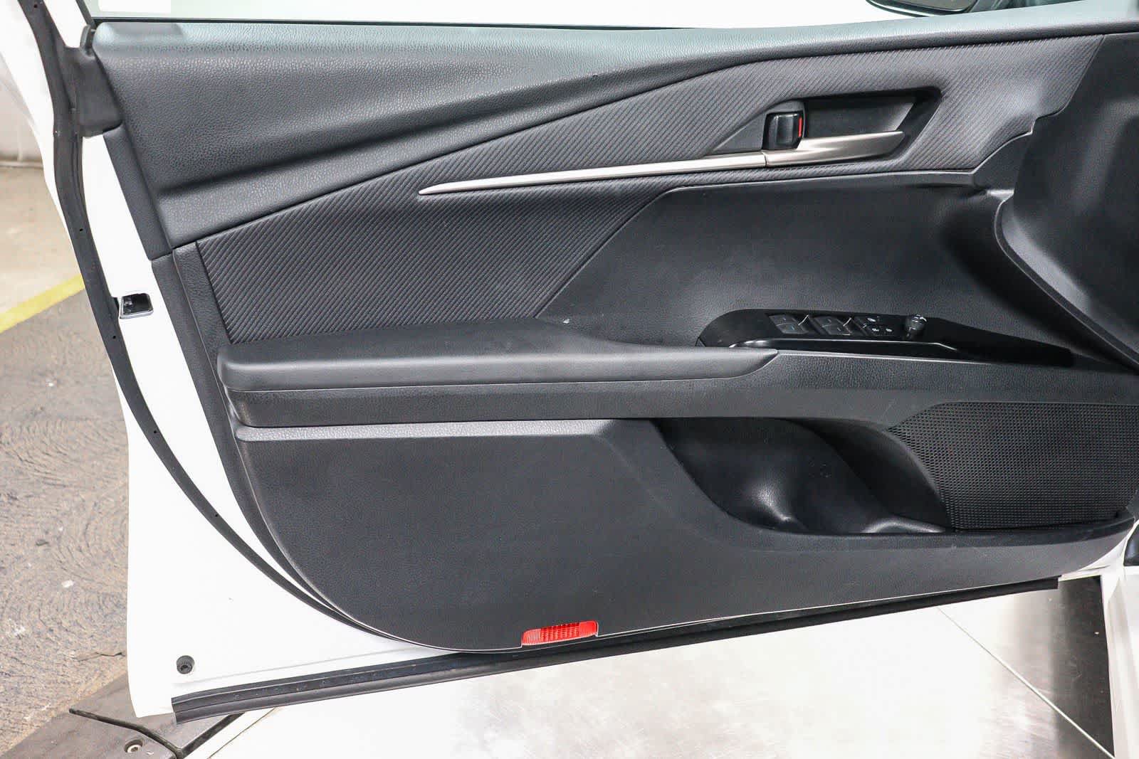 Used 2025 Toyota Camry SE w/ Convenience Package FWD image 19