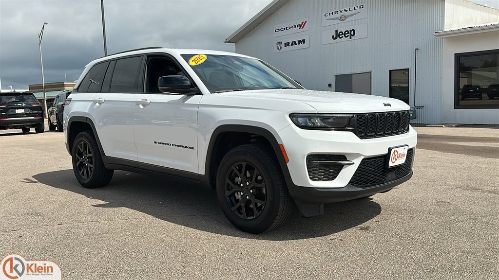 Used 2025 Jeep Grand Cherokee Altitude AWD/4WD image 1