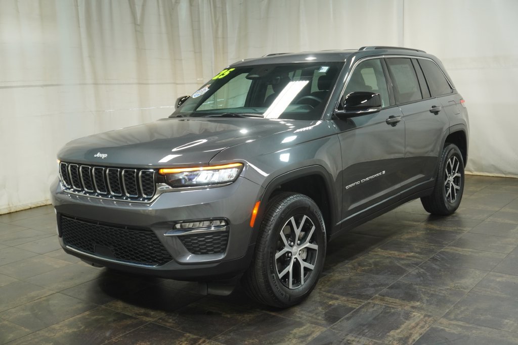 Used 2025 Jeep Grand Cherokee Limited AWD/4WD image 2