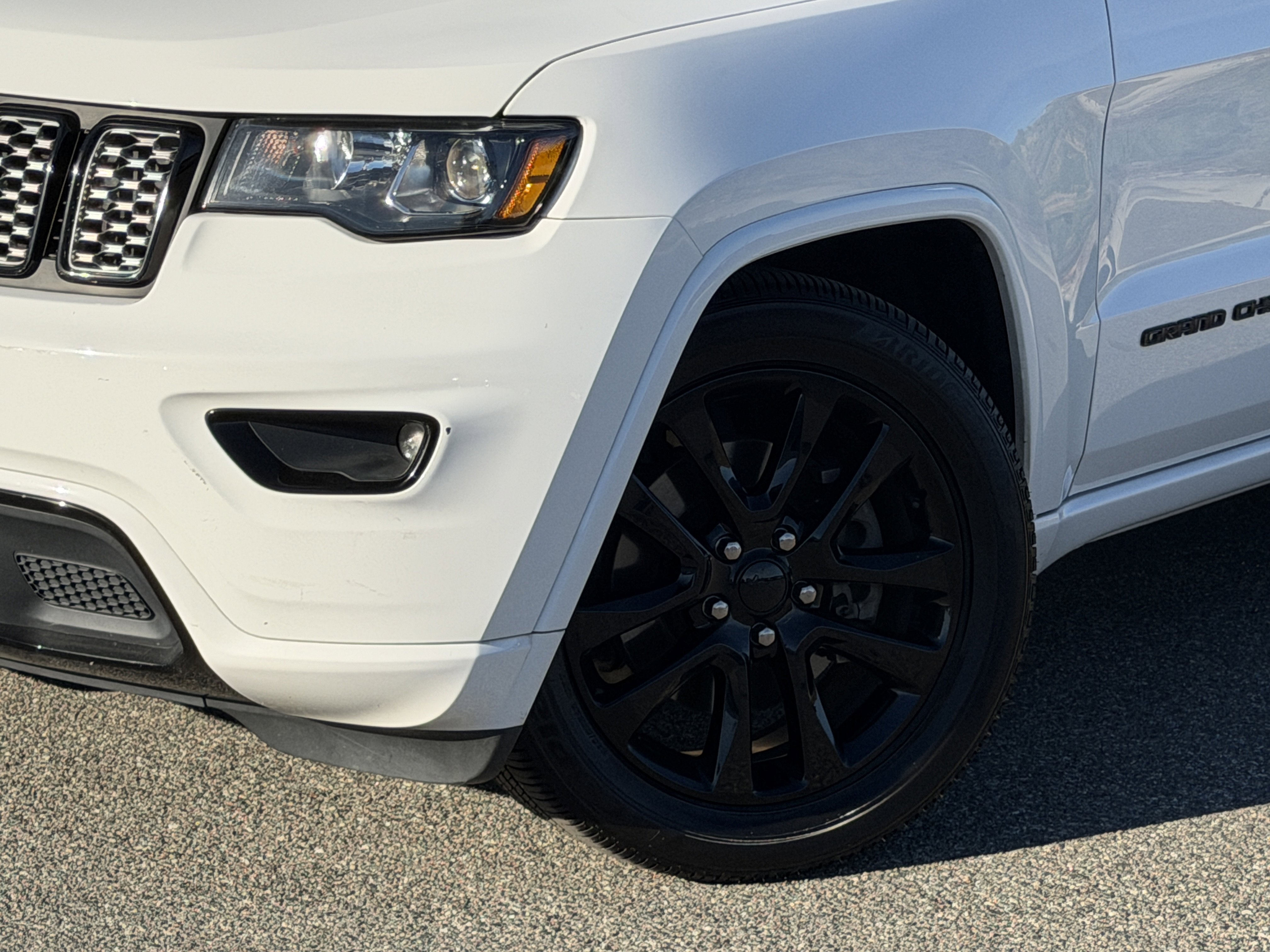 Used 2021 Jeep Grand Cherokee Laredo X image 4