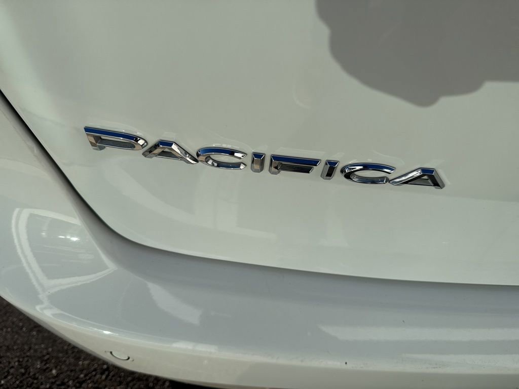 Used 2024 Chrysler Pacifica Touring-L image 24