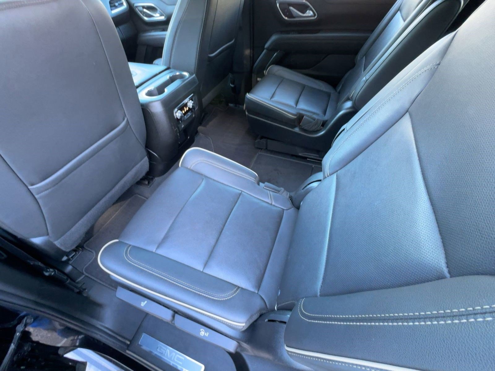 Used 2022 GMC Yukon SLT w/ SLT Premium Package image 21