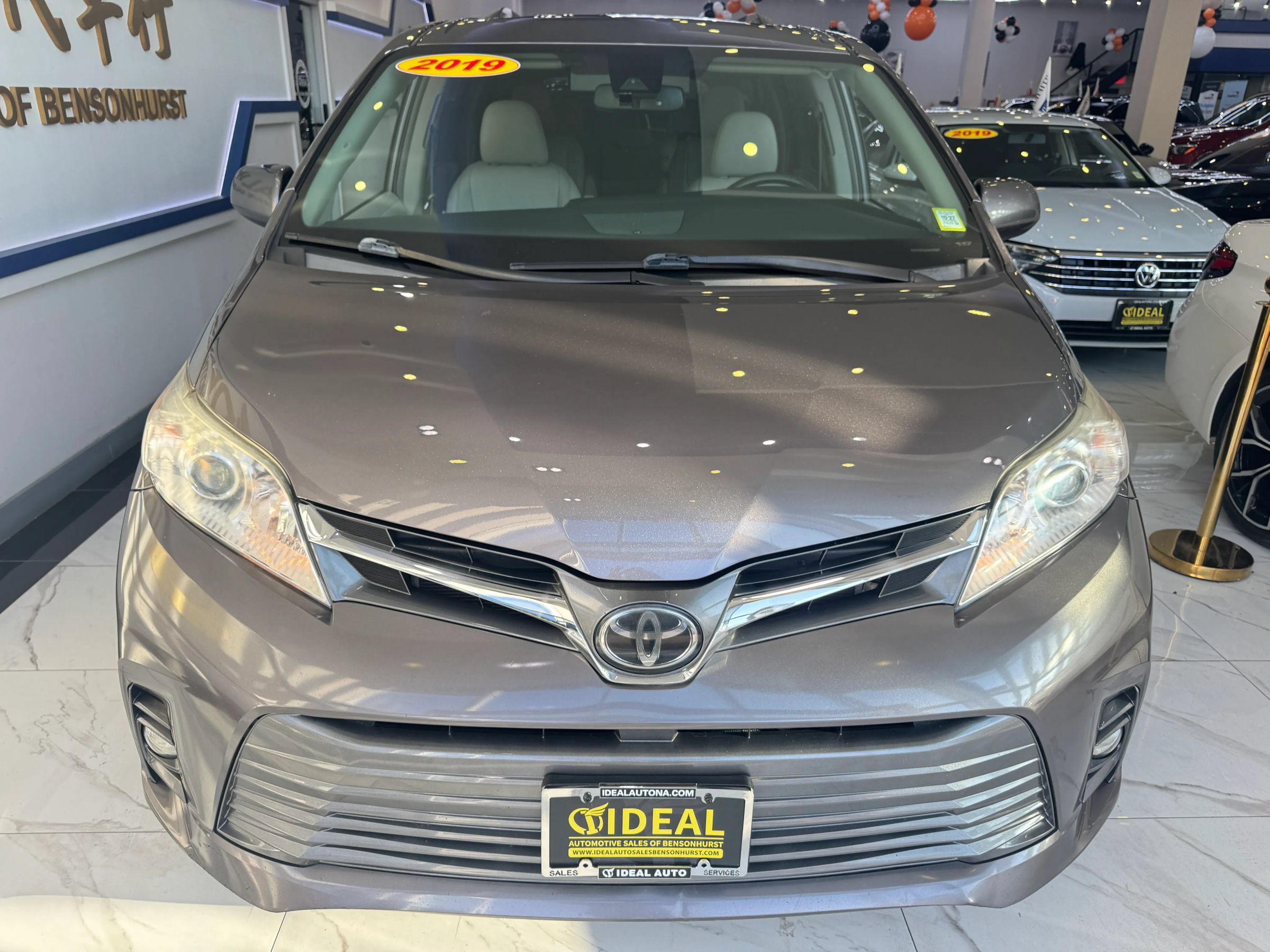 Used 2019 Toyota Sienna XLE Premium FWD image 2