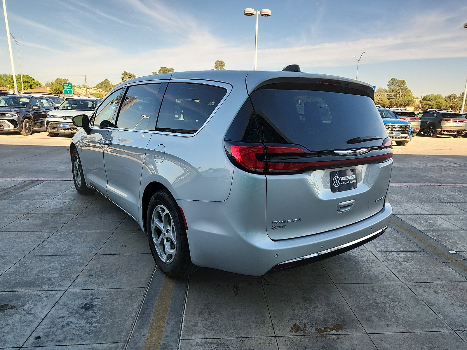 Used 2024 Chrysler Pacifica Limited image 5
