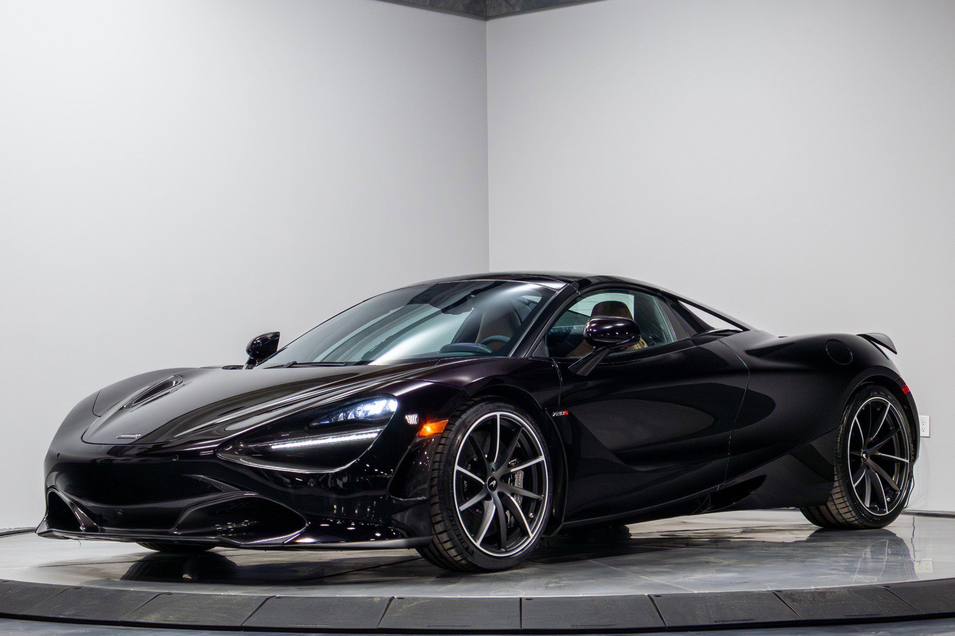 Used 2019 McLaren 720S Luxury RWD image 3