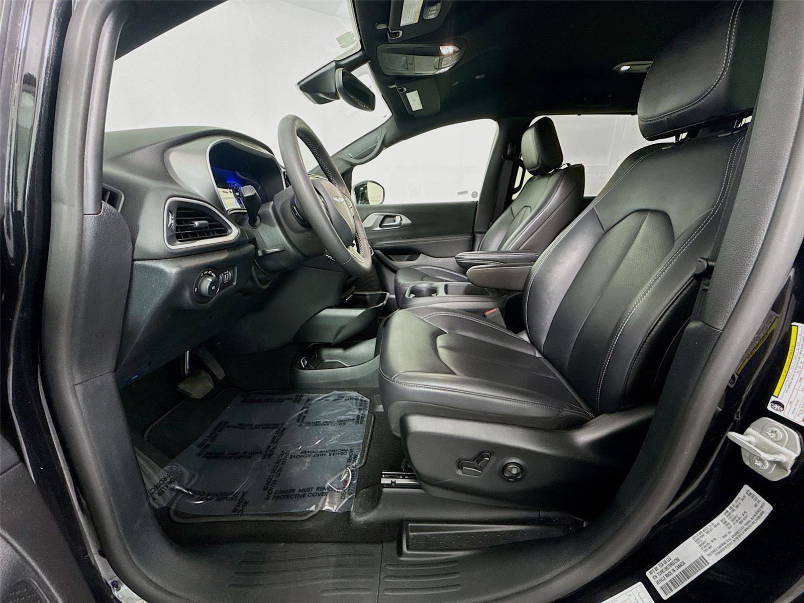 Used 2025 Chrysler Pacifica Select image 2