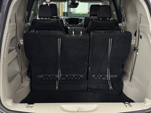 Used 2022 Chrysler Pacifica Touring-L image 10