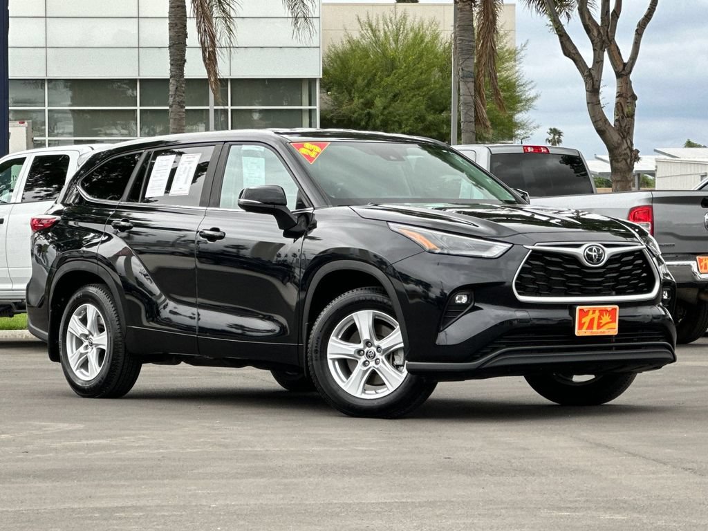 Used 2023 Toyota Highlander LE AWD/4WD image 1