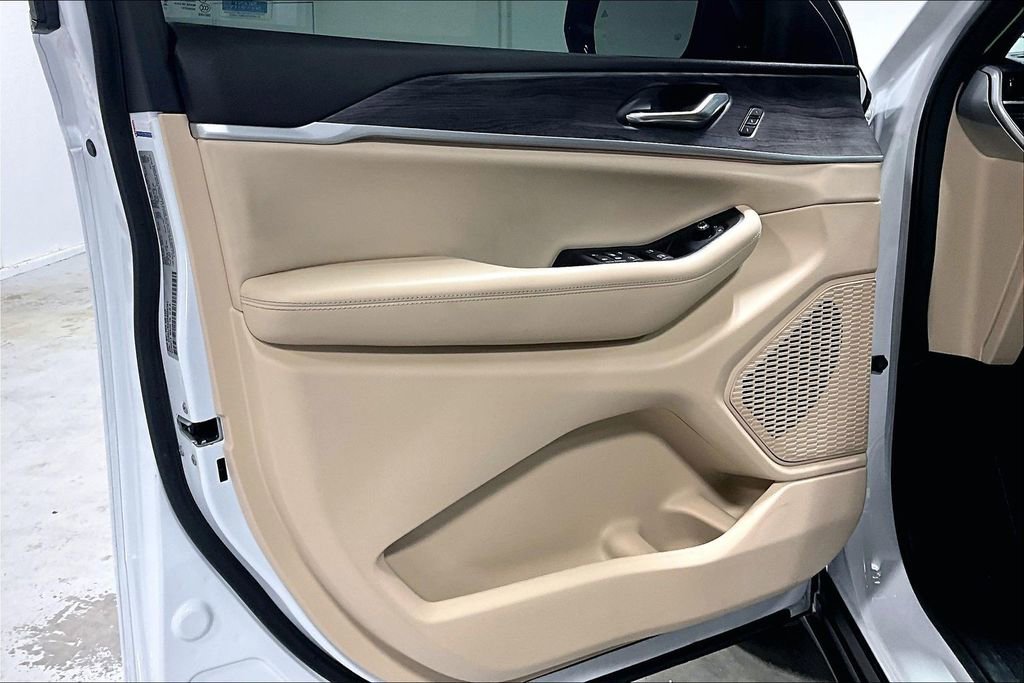 Used 2024 Jeep Grand Cherokee L Limited w/ Black Appearance Package RWD image 21