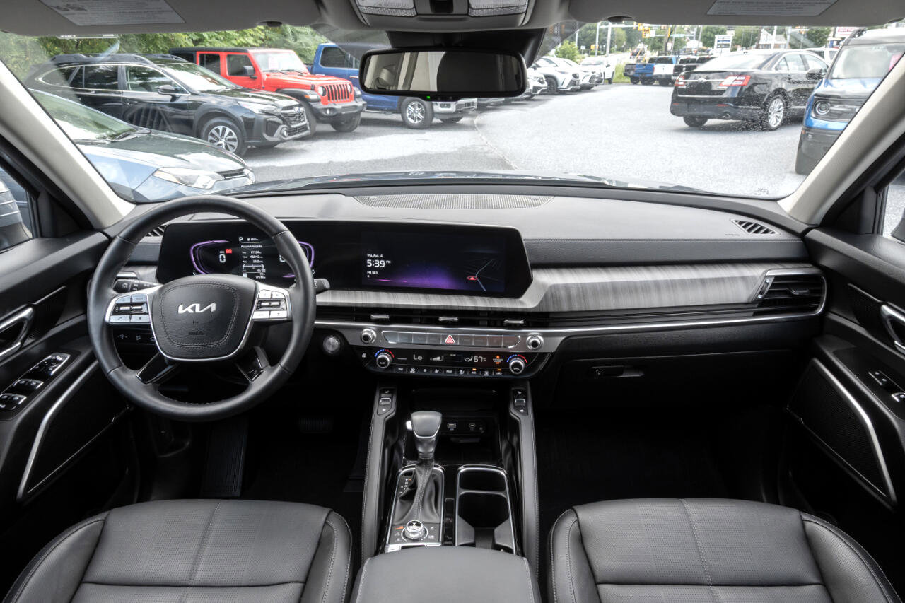 Used 2024 Kia Telluride EX w/ EX Captain's Chair Package image 2