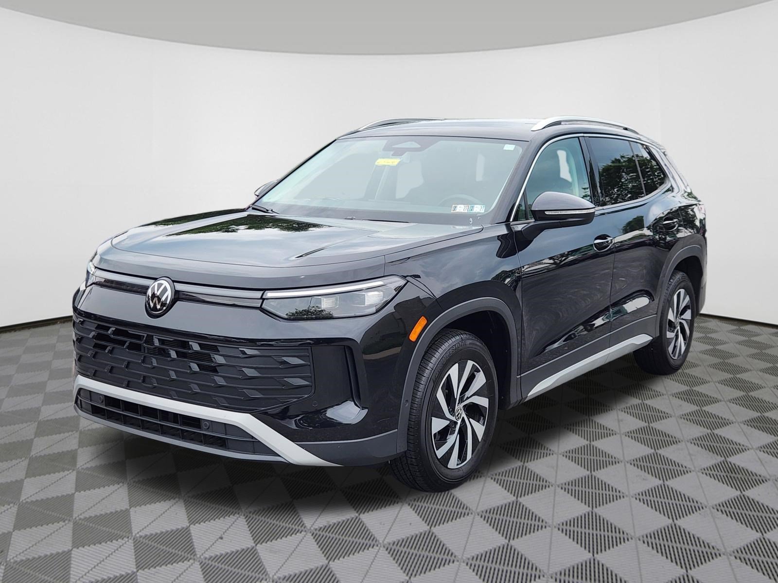 Used 2025 Volkswagen Tiguan S AWD/4WD image 2