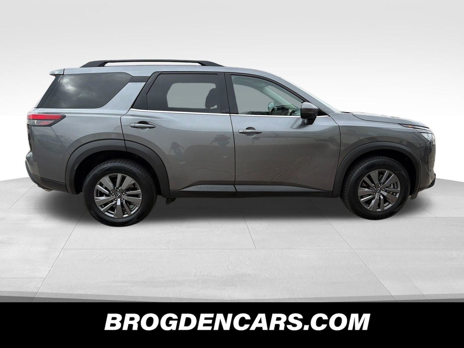 Used 2025 Nissan Pathfinder SV AWD/4WD image 2