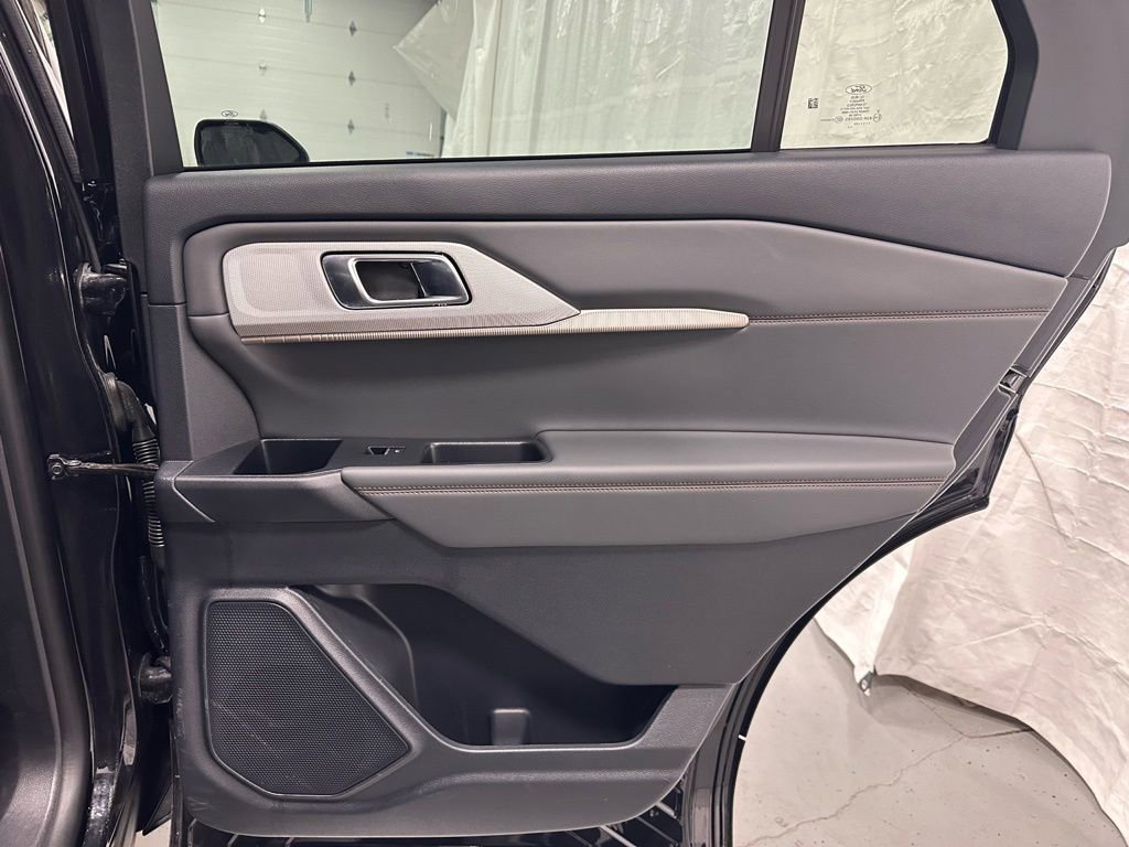 Used 2025 Ford Explorer Active AWD/4WD image 48