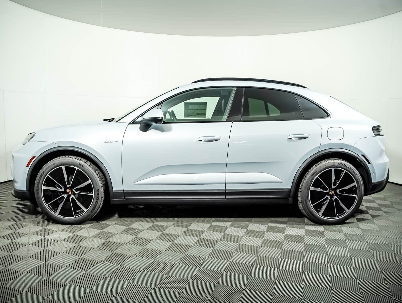 New 2026 Porsche Macan 4 Electric AWD/4WD image 2