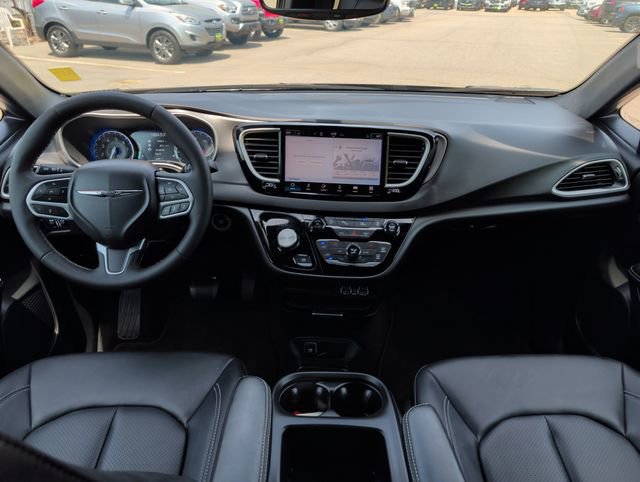 Used 2025 Chrysler Pacifica Select FWD image 14