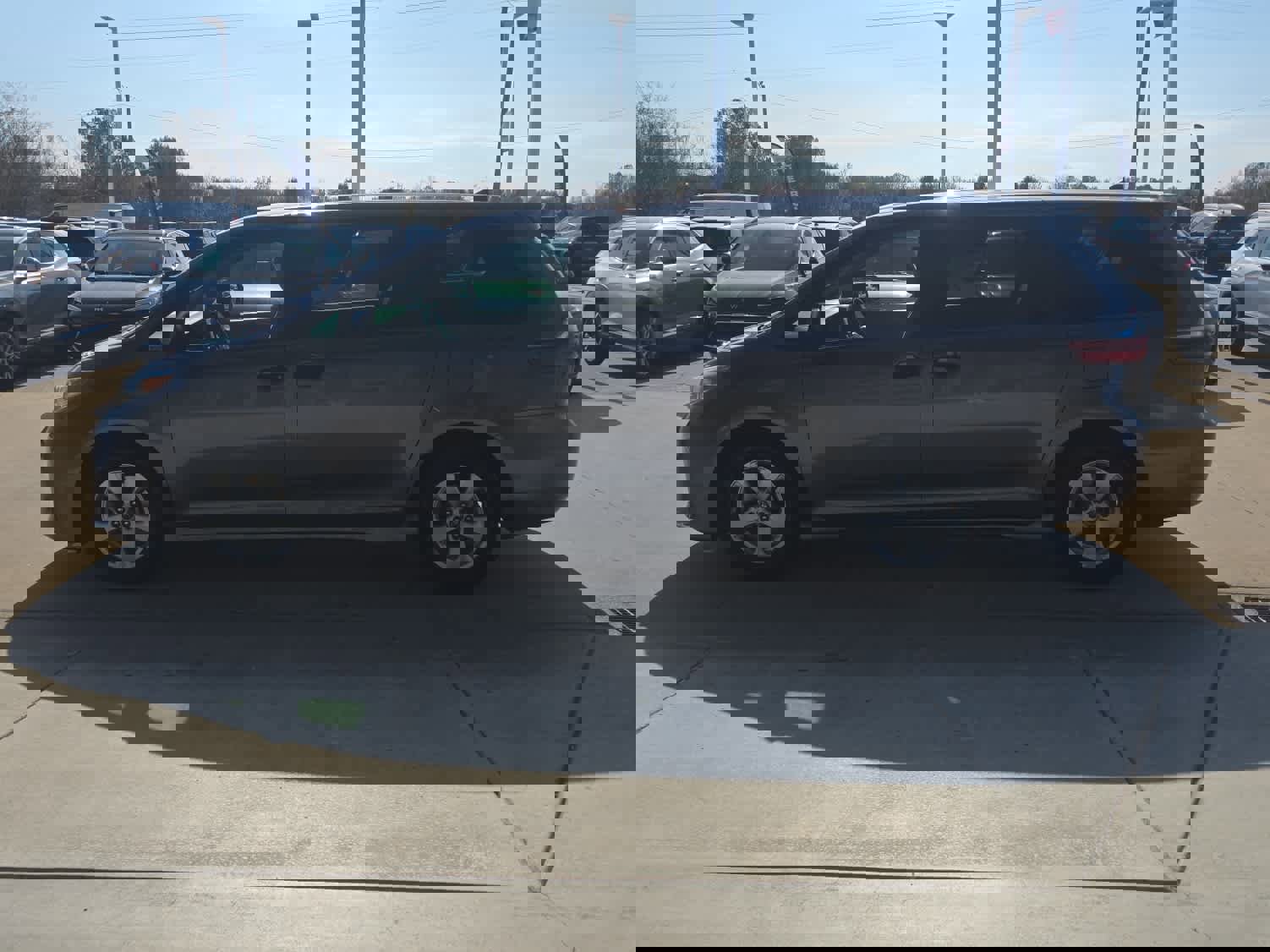 Used 2020 Toyota Sienna L image 6