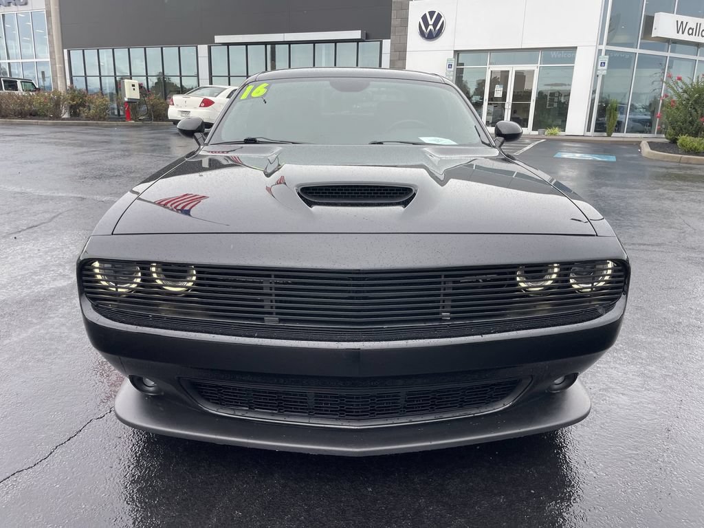 Used 2016 Dodge Challenger SRT w/ Technology Group RWD image 2
