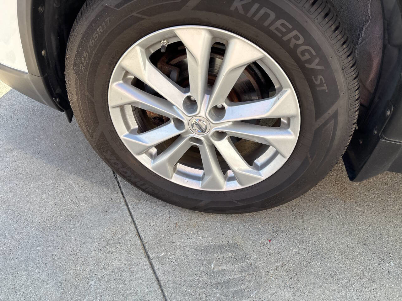 Used 2018 Nissan Rogue SV image 19