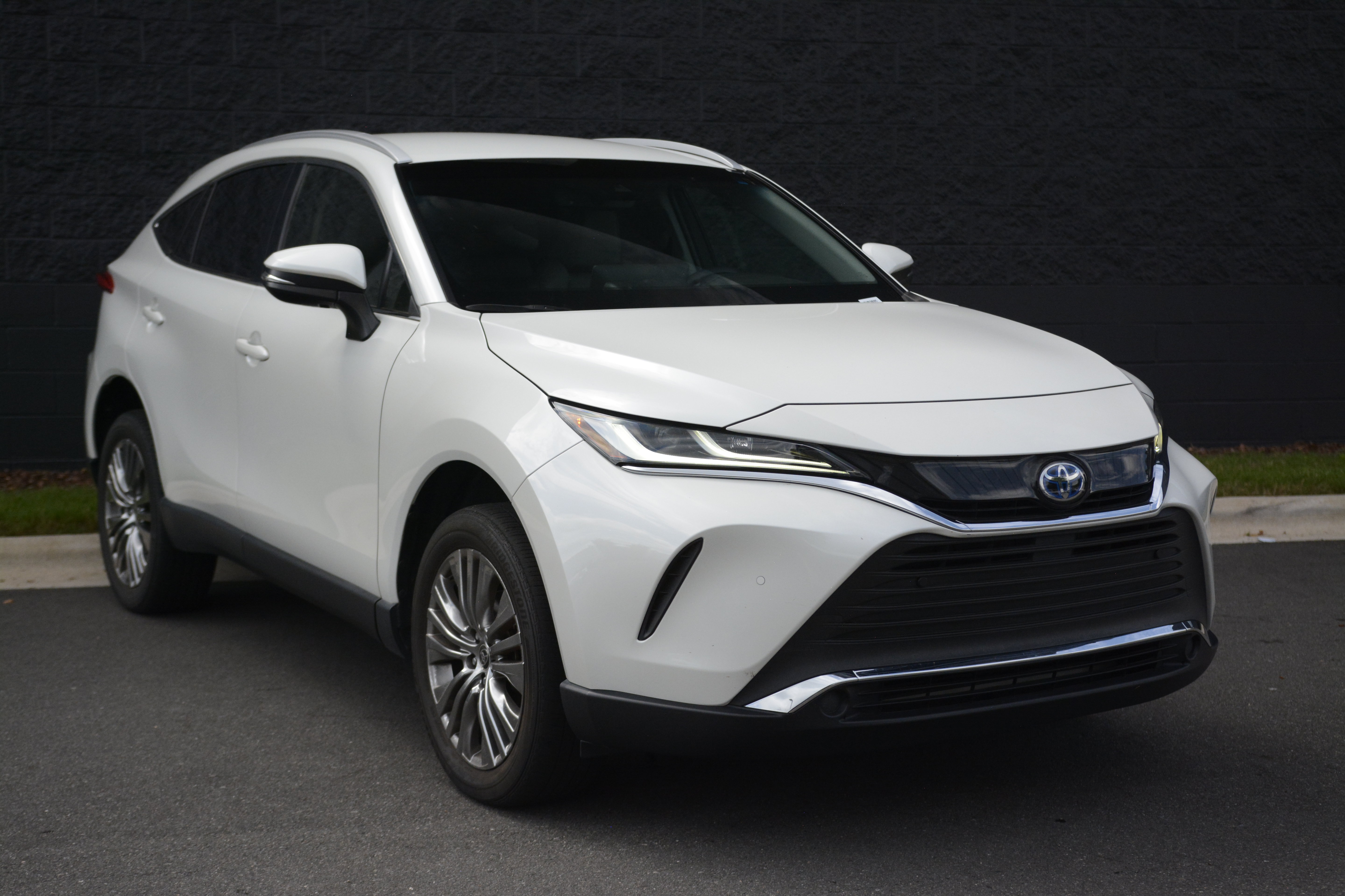 Used 2022 Toyota Venza XLE AWD/4WD image 9
