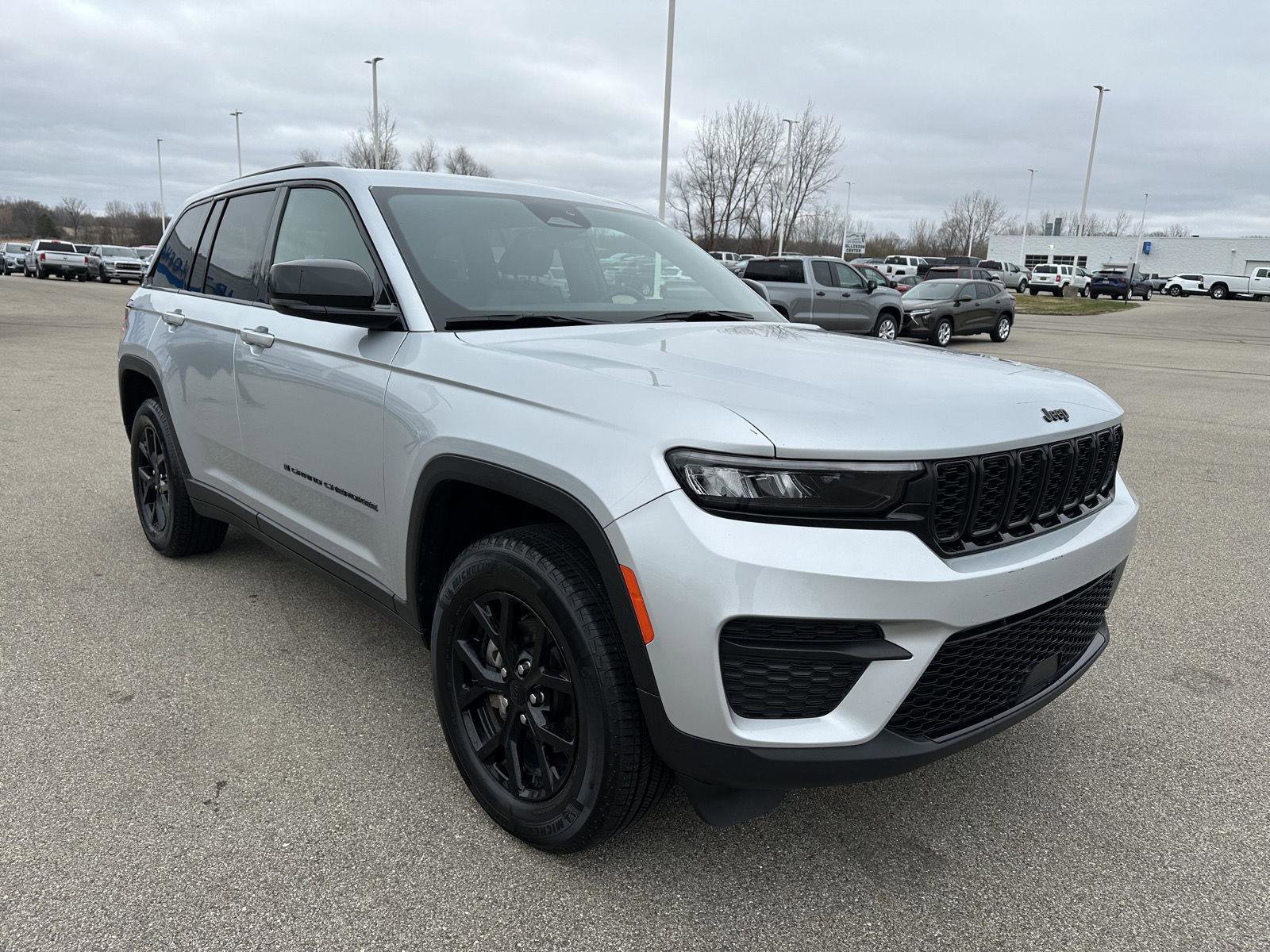 Used 2025 Jeep Grand Cherokee Altitude AWD/4WD image 10