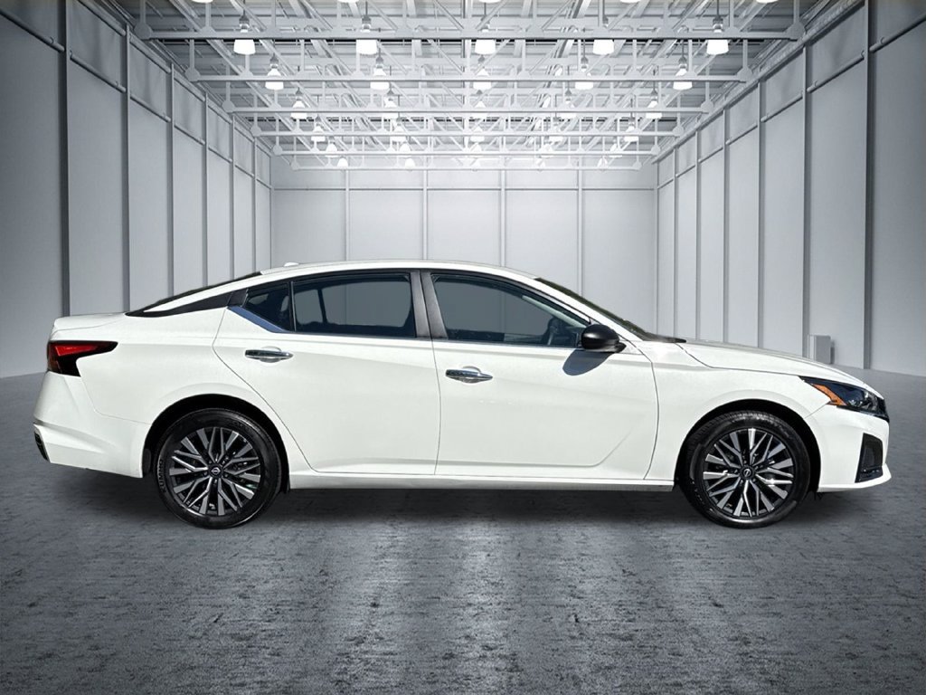 Used 2025 Nissan Altima 2.5 SV AWD/4WD image 9