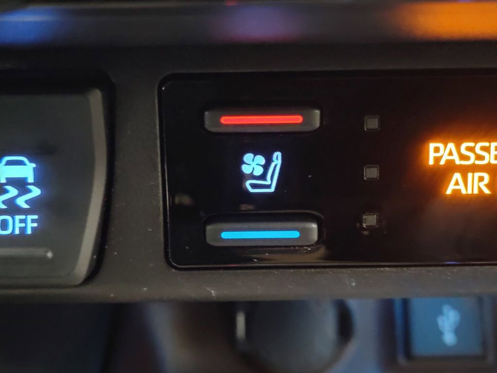 Used 2021 Toyota RAV4 Limited FWD image 3