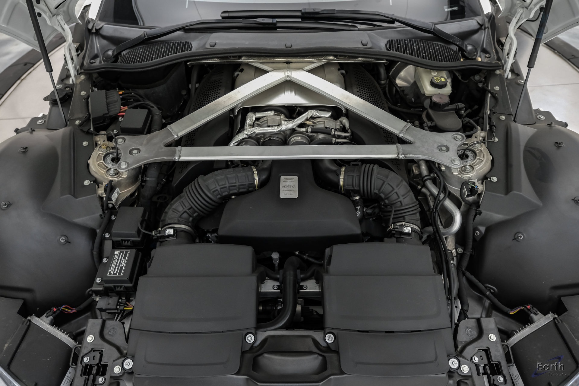 Used 2022 Aston Martin V8 Vantage Coupe RWD image 3