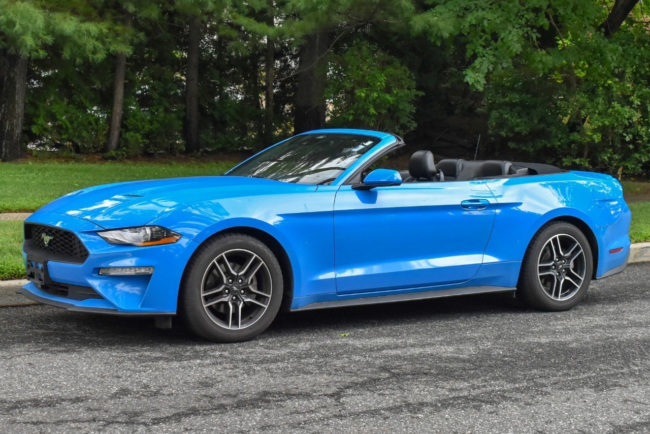 Used 2022 Ford Mustang Premium RWD image 3