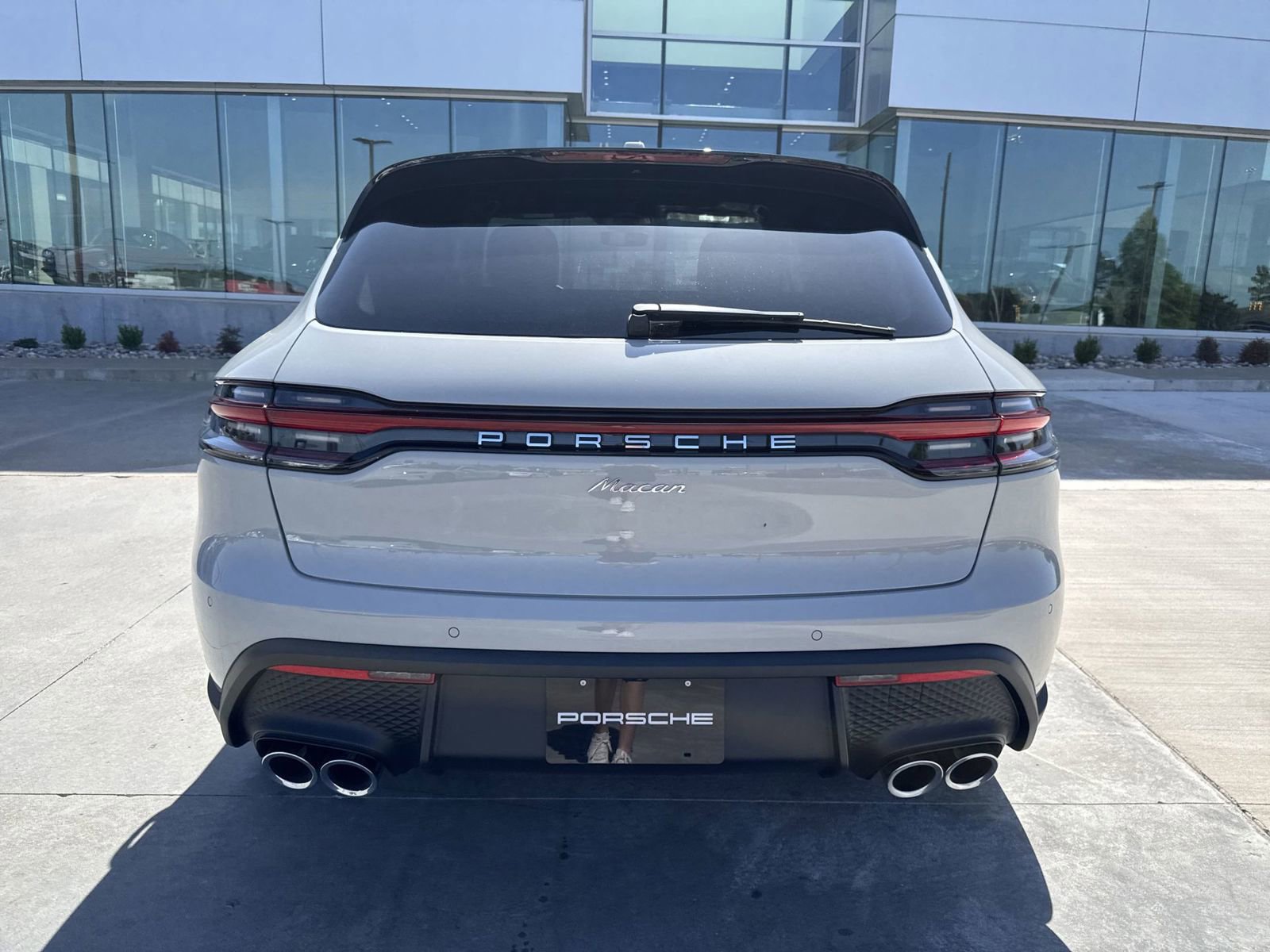 Certified 2025 Porsche Macan AWD/4WD image 6