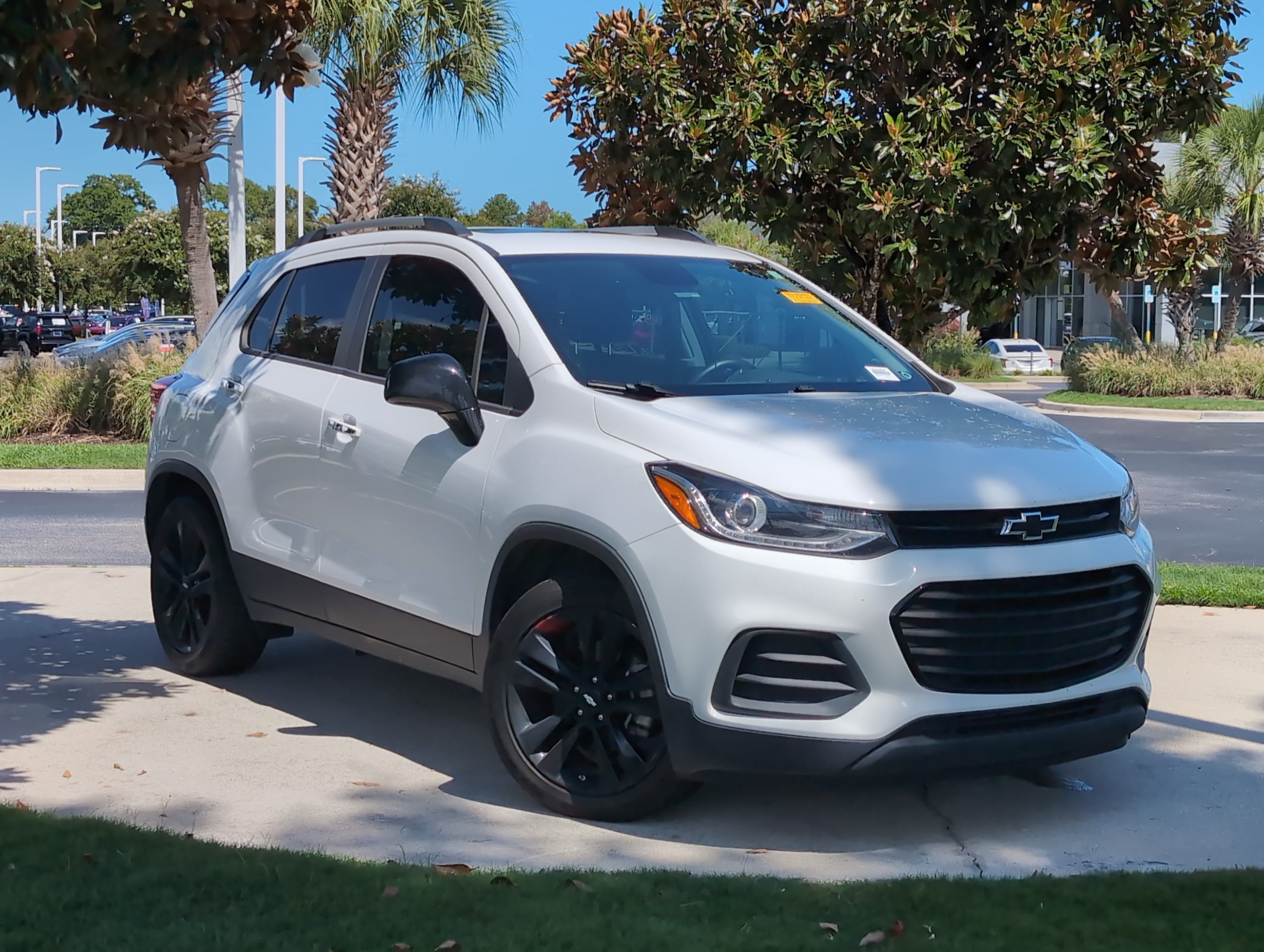 Used 2018 Chevrolet Trax LT w/ Sun & Sound Package FWD image 2
