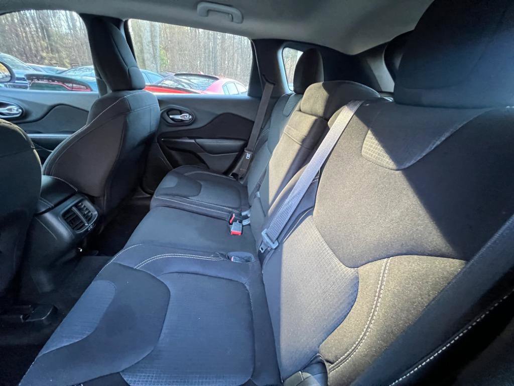 Used 2015 Jeep Cherokee Latitude w/ Cold Weather Group AWD/4WD image 11