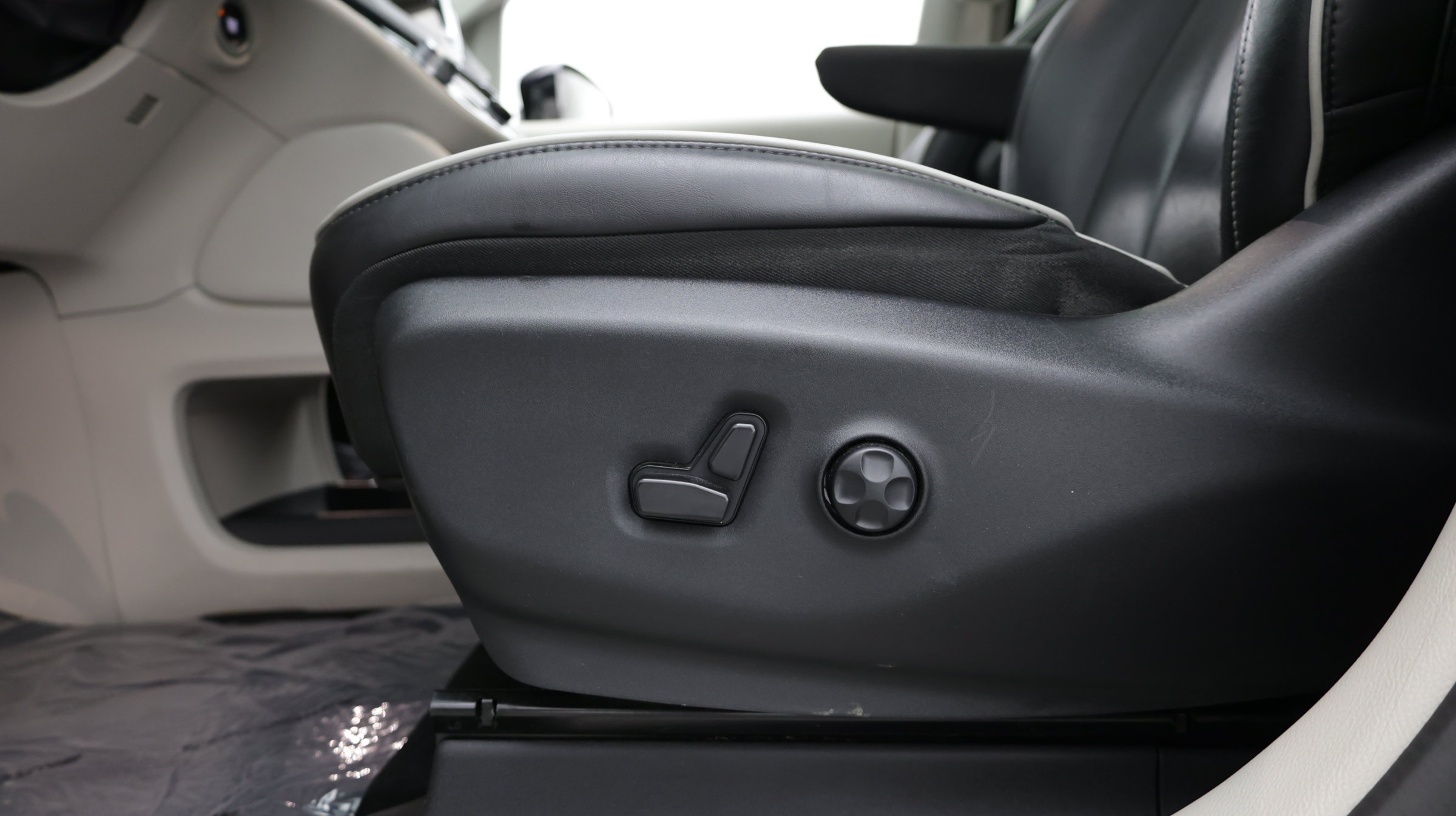 Used 2023 Chrysler Pacifica Limited FWD image 15