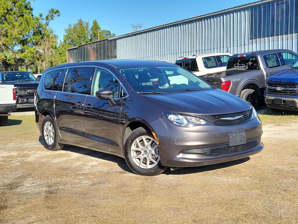Used 2023 Chrysler Voyager LX image 38