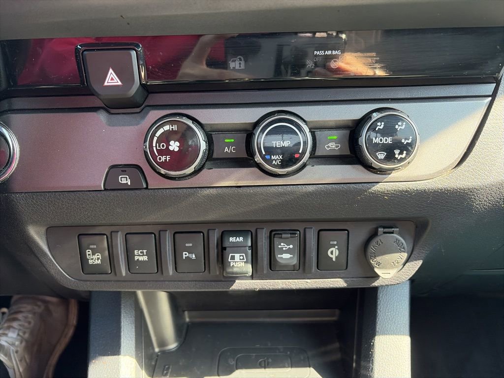 Used 2018 Toyota Tacoma TRD Sport w/ Technology Package image 15