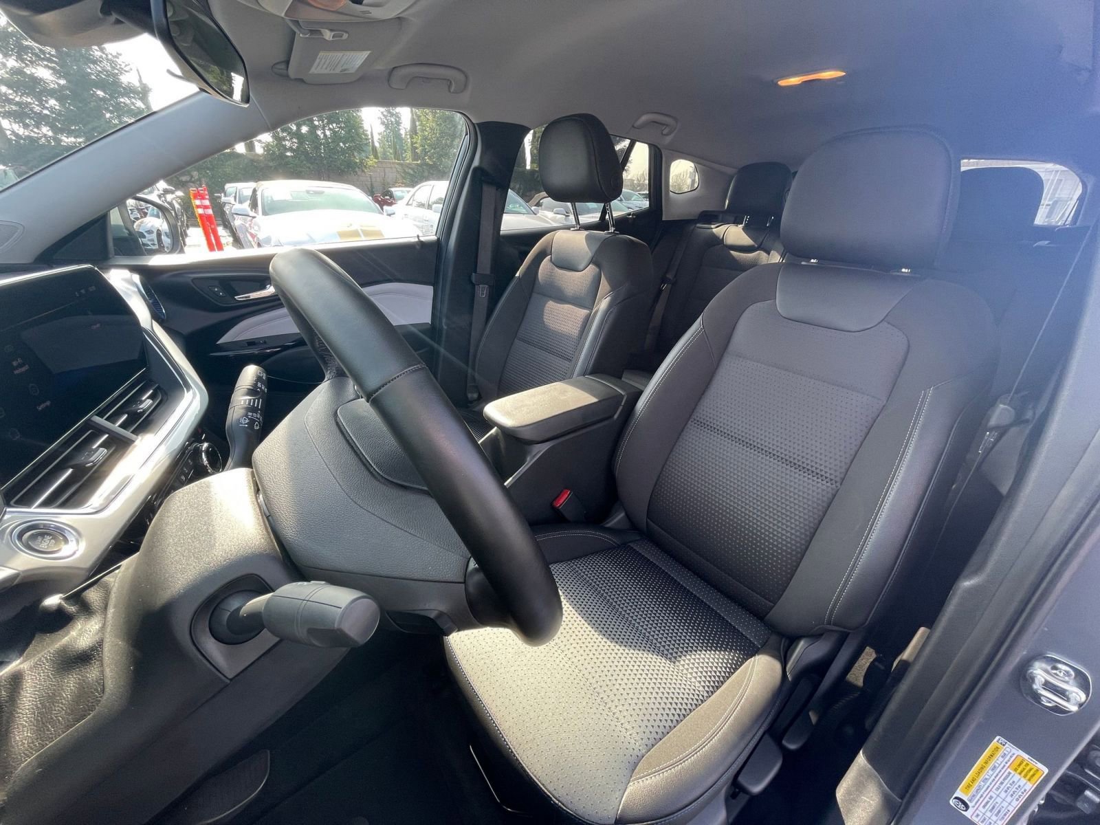 Used 2025 Chevrolet Trax LT w/ LT Convenience Package image 31