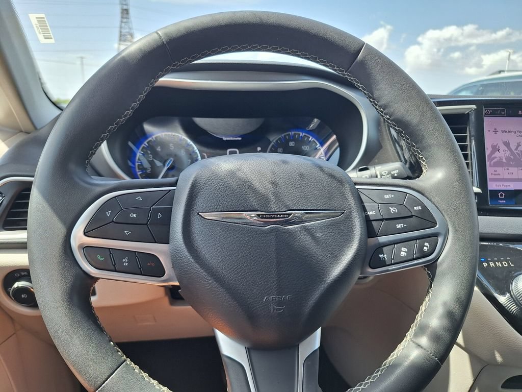 Used 2023 Chrysler Pacifica Touring-L FWD image 15