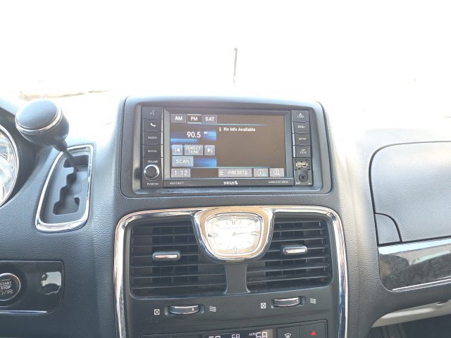 Used 2015 Chrysler Town & Country Touring-L w/ Driver Convenience Group FWD image 16