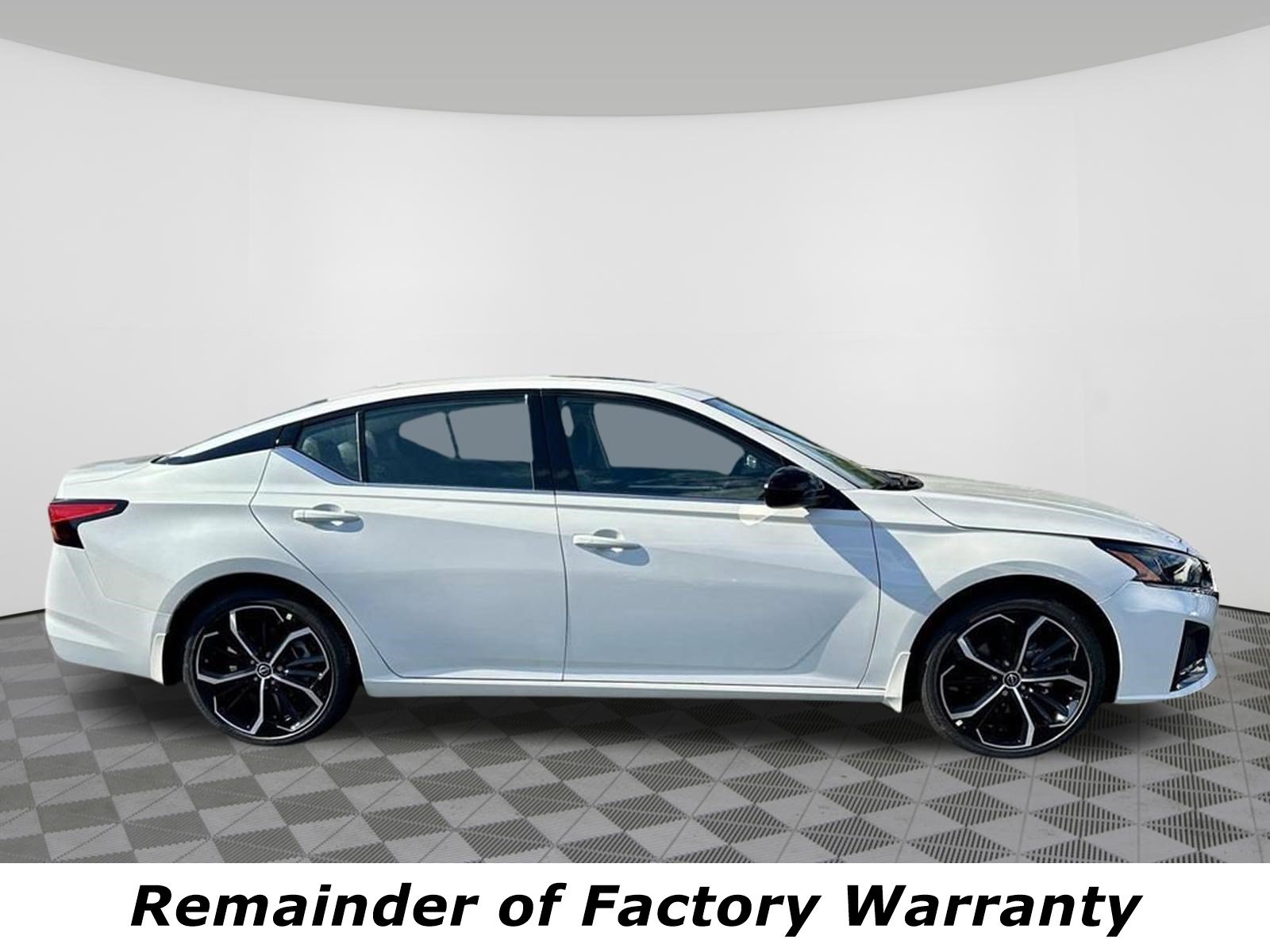 Used 2025 Nissan Altima 2.5 SR w/ SR Premium Package FWD image 3