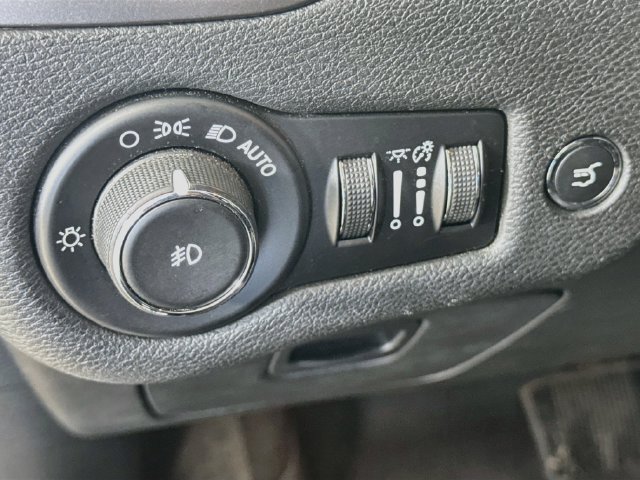 Used 2019 Jeep Cherokee Limited AWD/4WD image 13