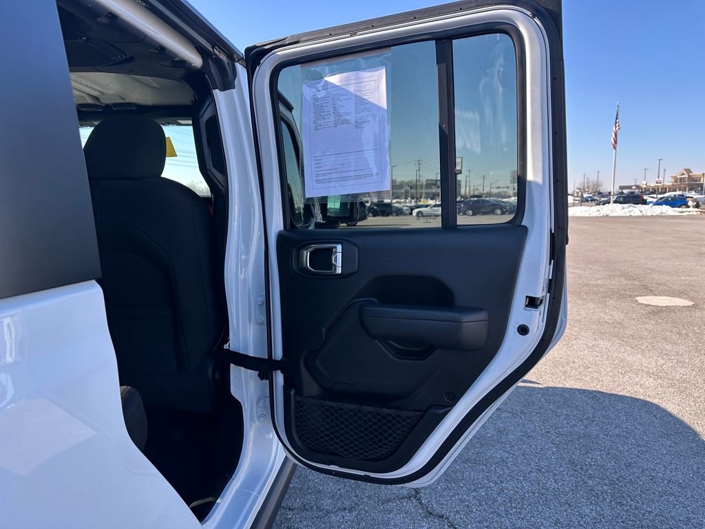 Used 2023 Jeep Gladiator Rubicon AWD/4WD image 16