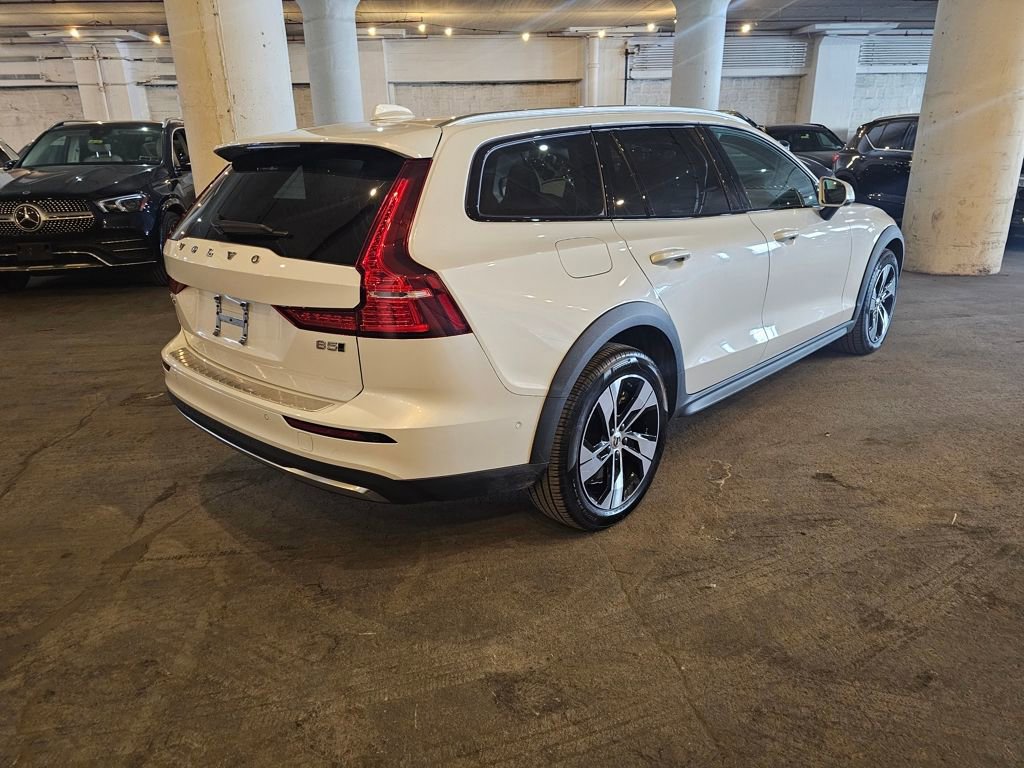 Certified 2024 Volvo V60 B5 Cross Country Plus image 4