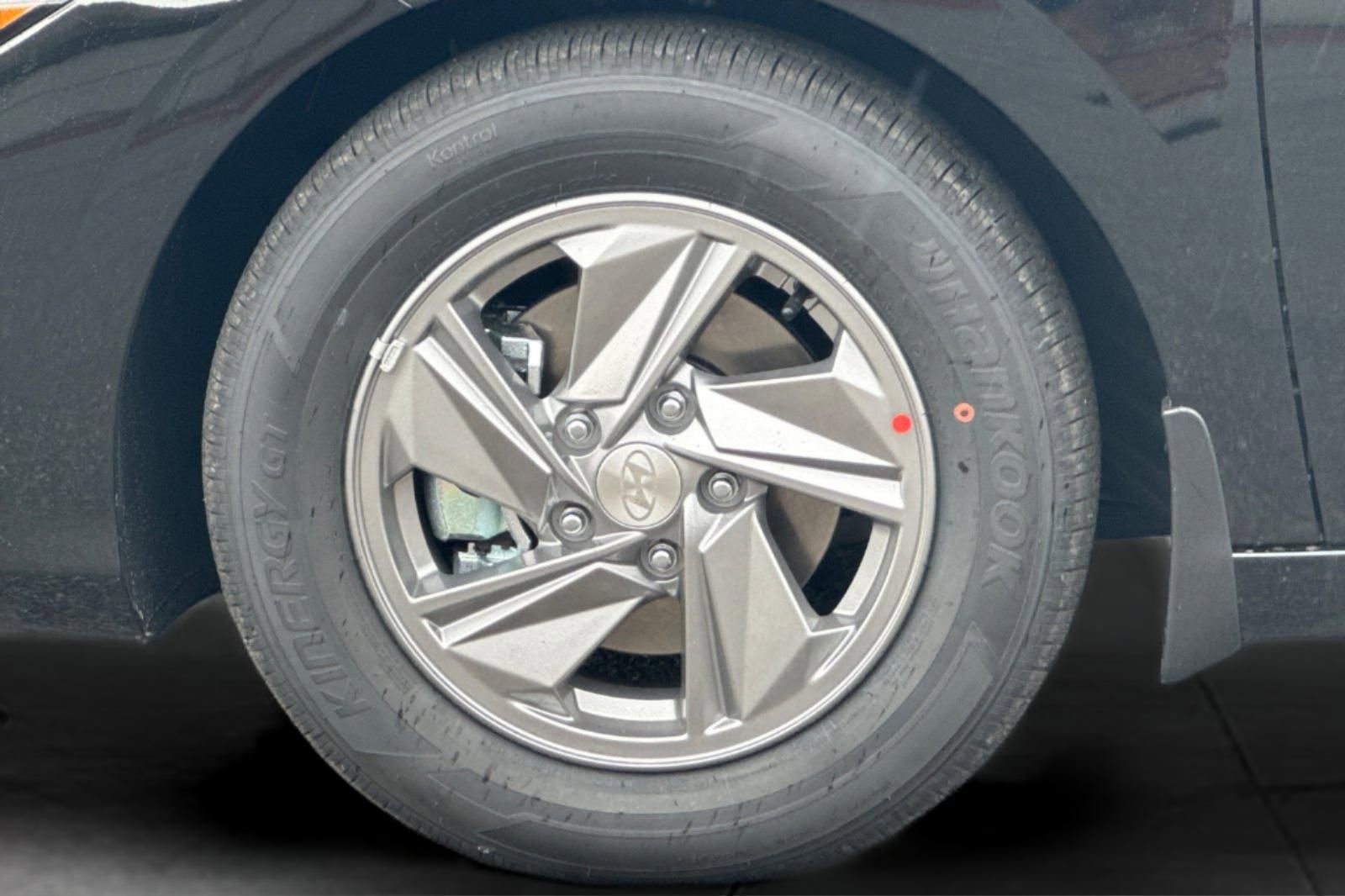 Used 2025 Hyundai Elantra SE image 32