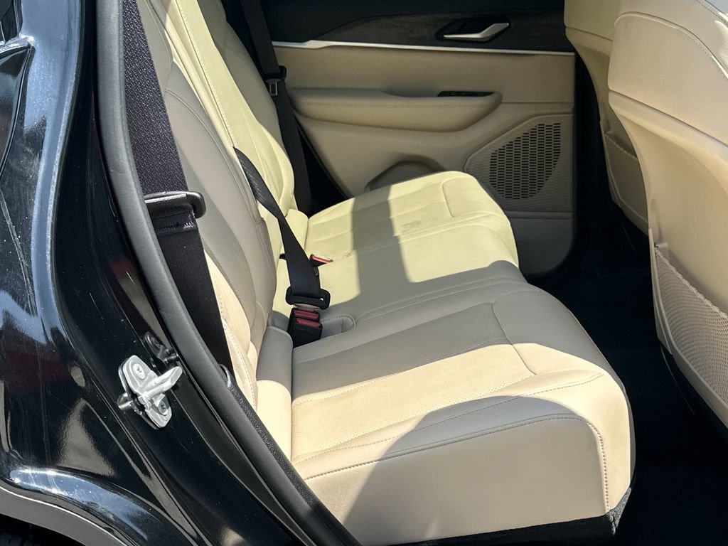 Used 2023 Jeep Grand Cherokee Limited w/ Luxury Tech Group II RWD image 16