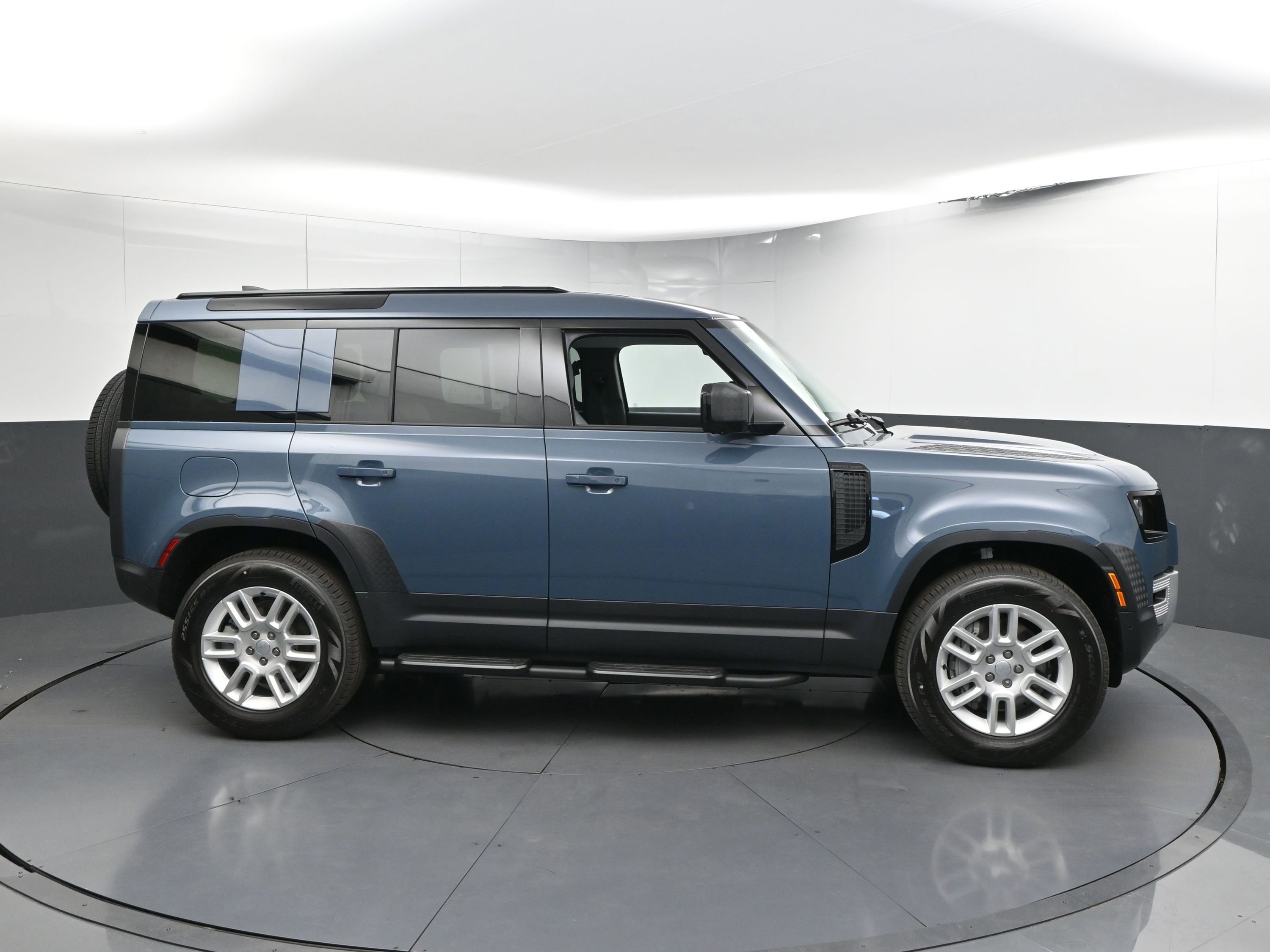 Used 2025 Land Rover Defender 110 S image 23