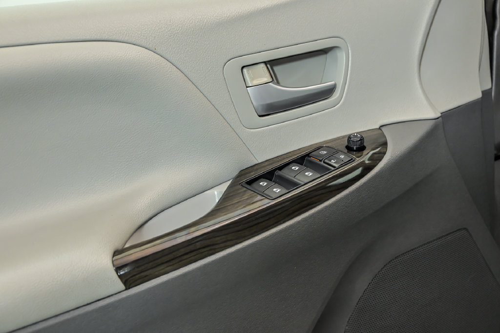 Used 2015 Toyota Sienna XLE FWD image 10