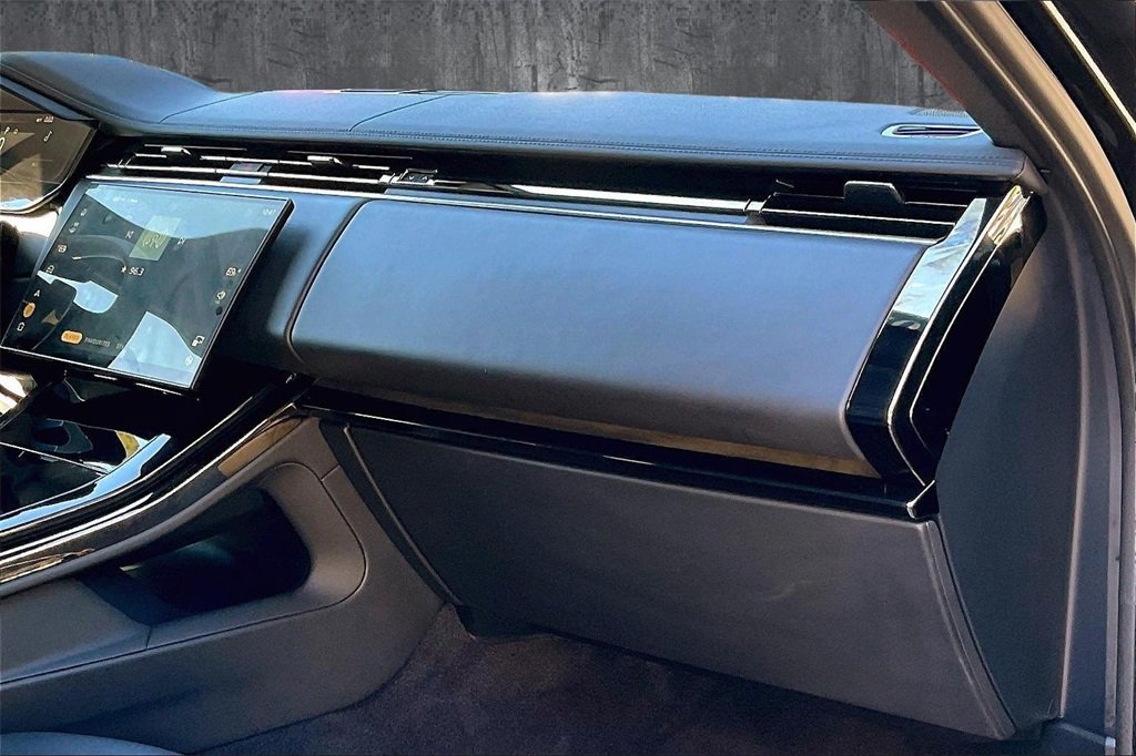 Used 2025 Land Rover Range Rover Sport image 25