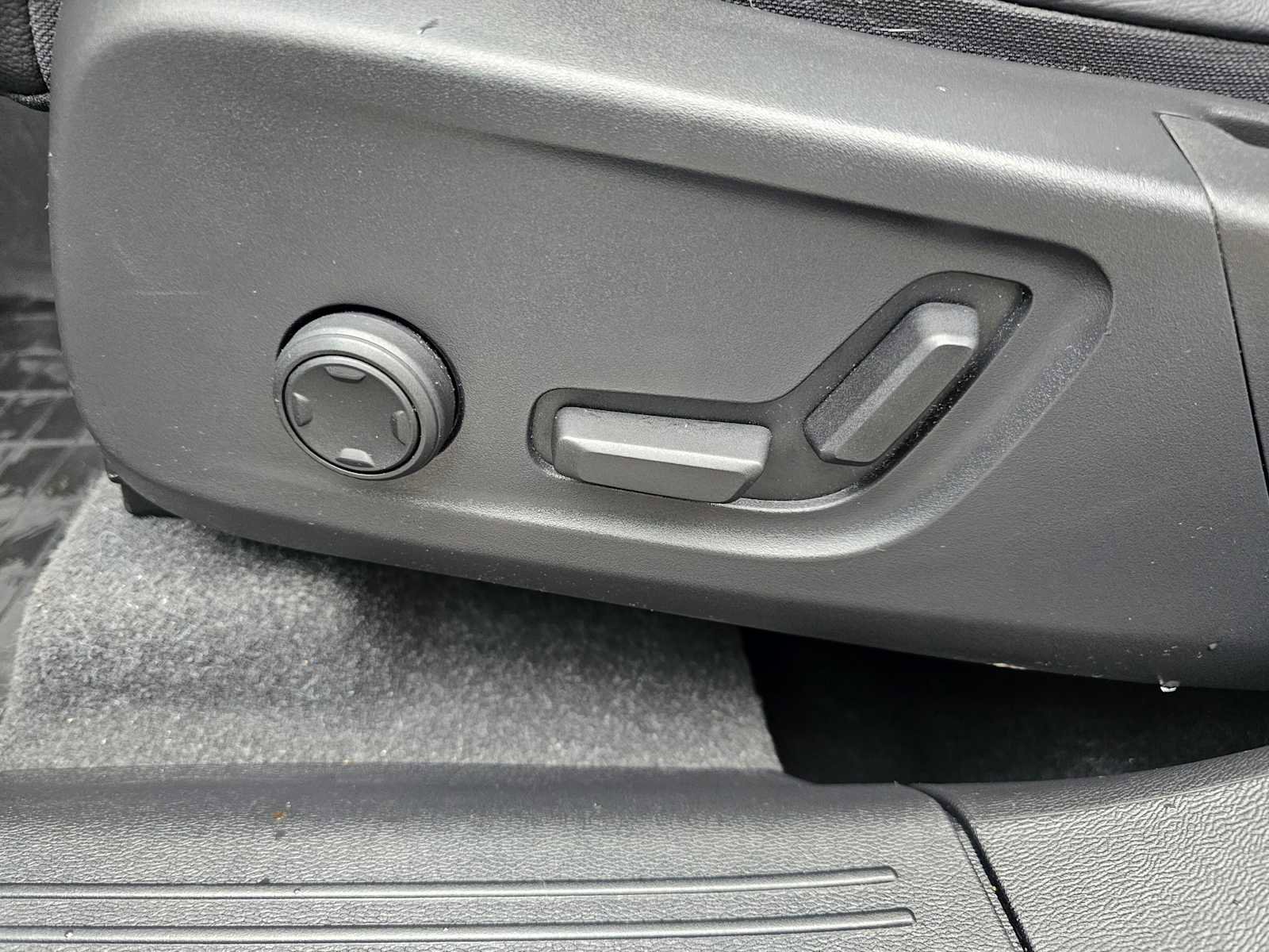 Certified 2024 Volvo XC40 B5 Ultimate w/ Protection Package Premier image 25