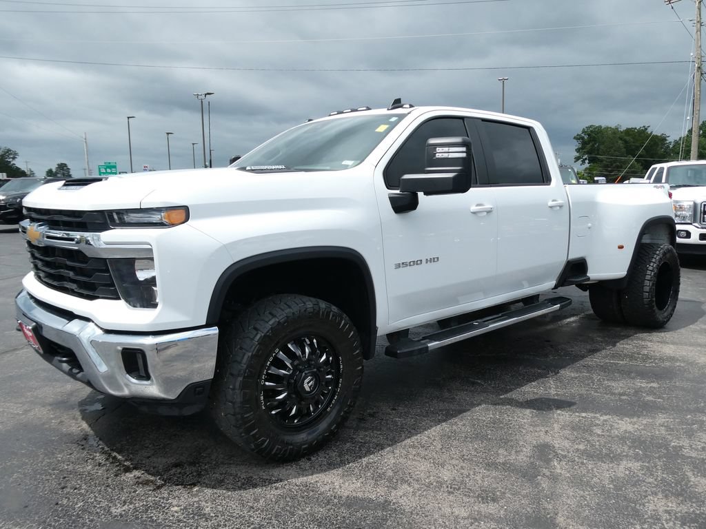 Used 2025 Chevrolet Silverado 3500 LT w/ Leather Package AWD/4WD image 8